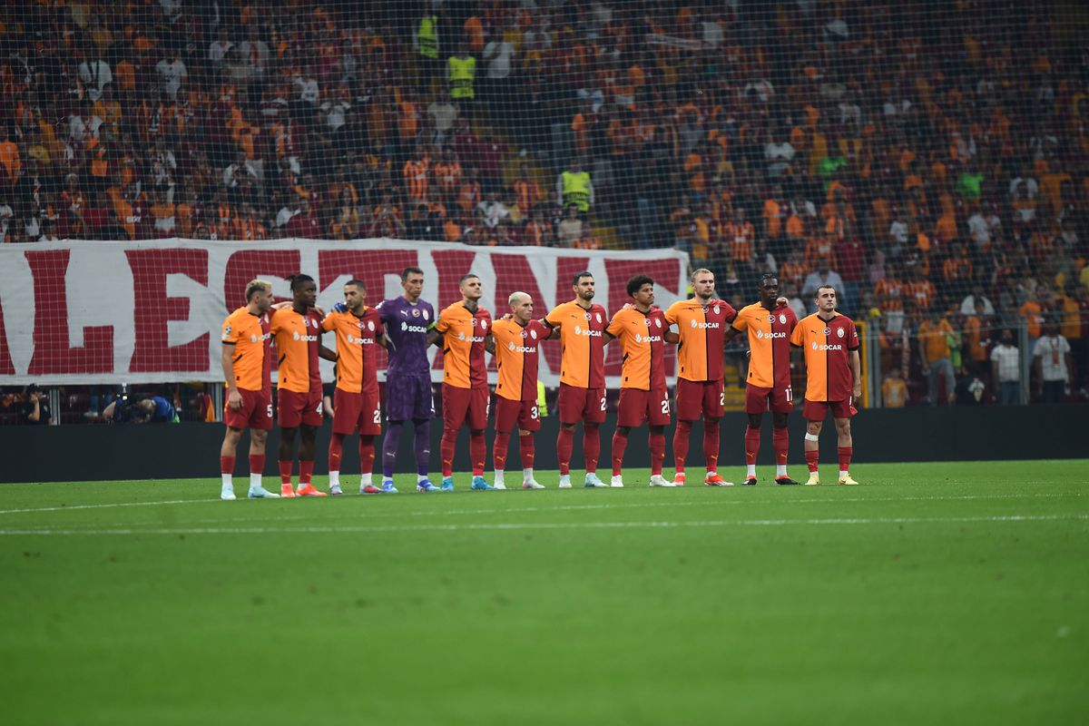 Mesajul incredibil apărut în peluză la un meci din play-off-ul Ligii Campionilor » În situații similare, UEFA a cerut intervenția imediată a organizatorilor