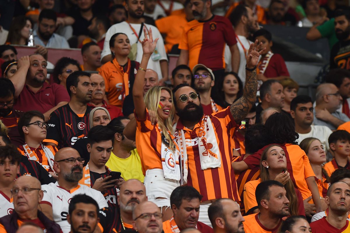 Mesajul incredibil apărut în peluză la un meci din play-off-ul Ligii Campionilor » În situații similare, UEFA a cerut intervenția imediată a organizatorilor