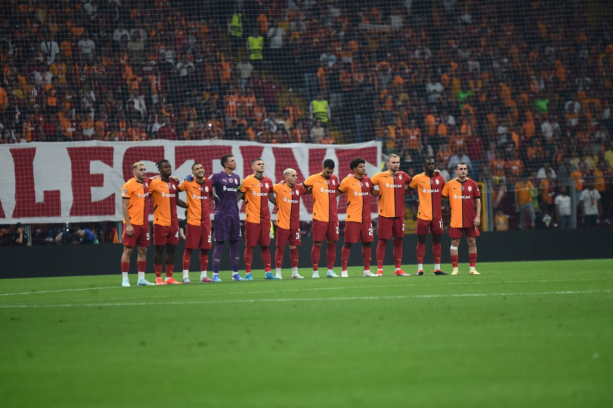 Mesajul incredibil apărut în peluză la un meci din play-off-ul Ligii Campionilor » În situații similare, UEFA a cerut intervenția imediată a organizatorilor