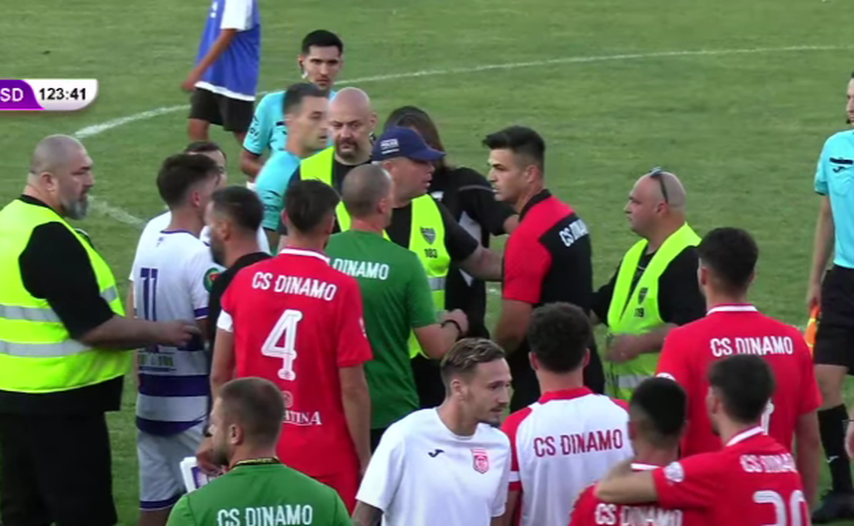 Scandal-monstru în Cupă, la Poli Timișoara - CS Dinamo » Alexa a intrat pe teren, „a sărit” la toată lumea! Bratu și-a împins propriii jucători: „Hai! Vin ăștia după noi!”