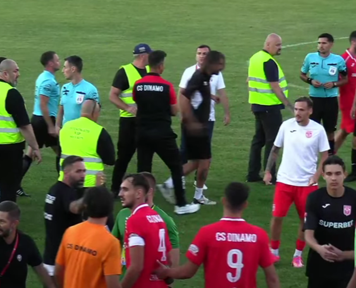 Scandal-monstru în Cupă, la Poli Timișoara - CS Dinamo » Alexa a intrat pe teren, „a sărit” la toată lumea! Bratu și-a împins propriii jucători: „Hai! Vin ăștia după noi!”