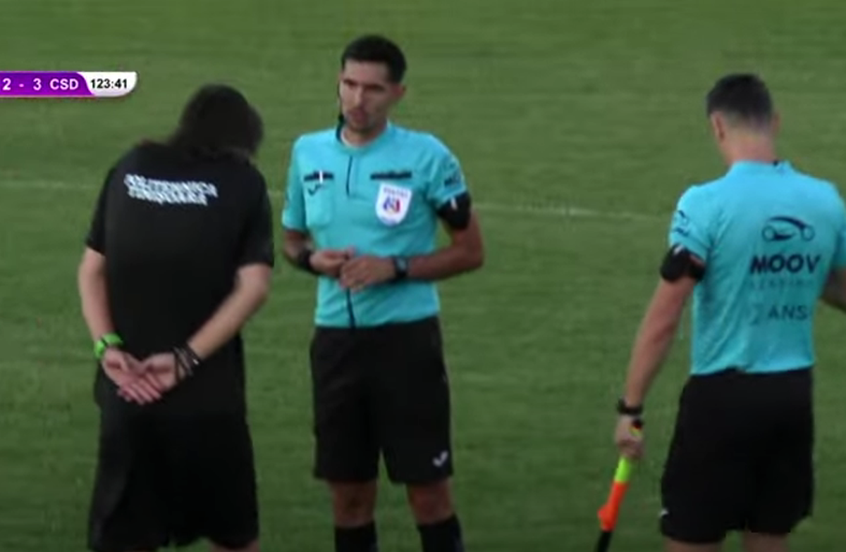 Scandal-monstru în Cupă, la Poli Timișoara - CS Dinamo » Alexa a intrat pe teren, „a sărit” la toată lumea! Bratu și-a împins propriii jucători: „Hai! Vin ăștia după noi!”