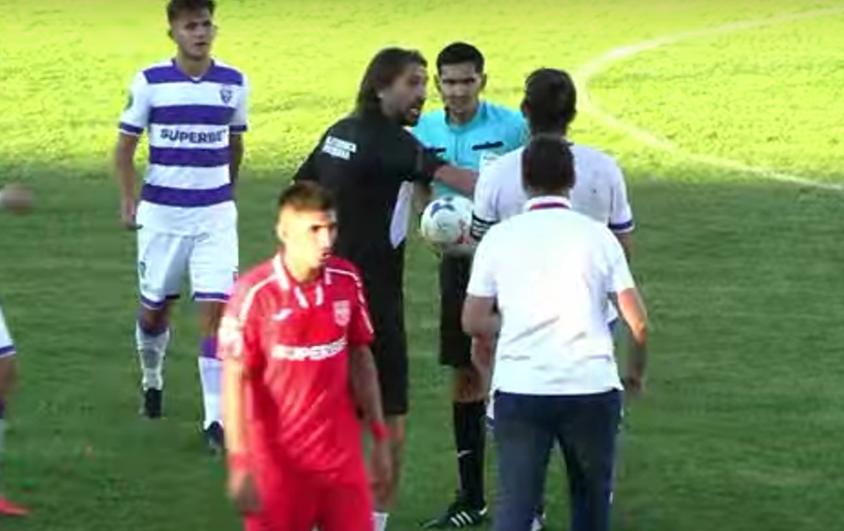 Scandal-monstru în Cupă, la Poli Timișoara - CS Dinamo » Alexa a intrat pe teren, „a sărit” la toată lumea! Bratu și-a împins propriii jucători: „Hai! Vin ăștia după noi!”