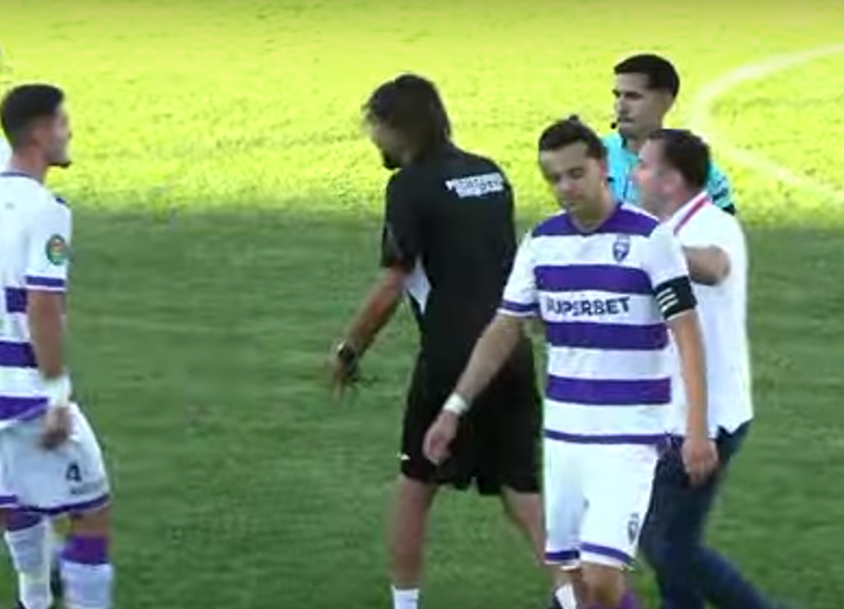 Scandal-monstru în Cupă, la Poli Timișoara - CS Dinamo » Alexa a intrat pe teren, „a sărit” la toată lumea! Bratu și-a împins propriii jucători: „Hai! Vin ăștia după noi!”