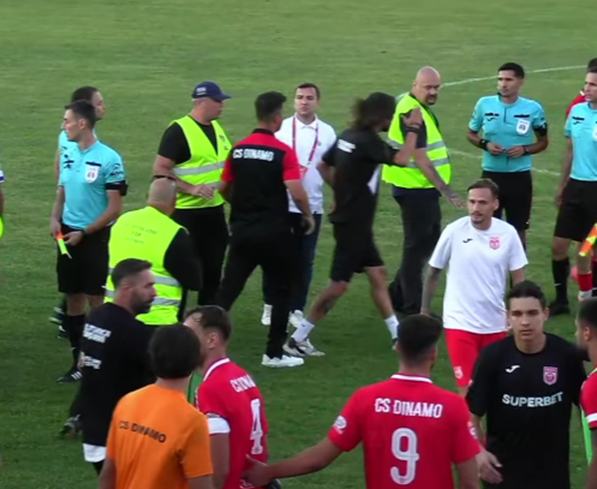 Scandal-monstru în Cupă, la Poli Timișoara - CS Dinamo » Alexa a intrat pe teren, „a sărit” la toată lumea! Bratu și-a împins propriii jucători: „Hai! Vin ăștia după noi!”