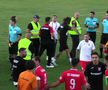 Scandal-monstru în Cupă, la Poli Timișoara - CS Dinamo » Alexa a intrat pe teren, „a sărit” la toată lumea! Bratu și-a împins propriii jucători: „Hai! Vin ăștia după noi!”