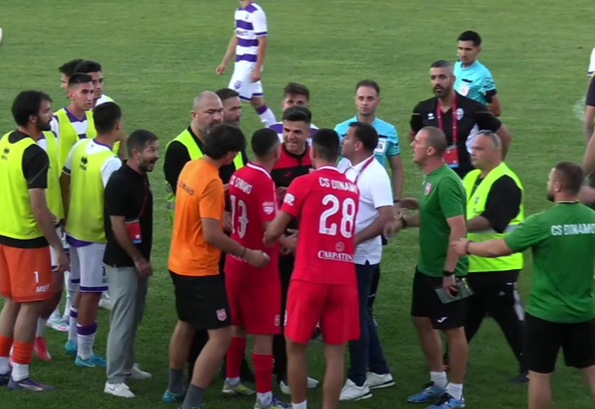 Scandal-monstru în Cupă, la Poli Timișoara - CS Dinamo » Alexa a intrat pe teren, „a sărit” la toată lumea! Bratu și-a împins propriii jucători: „Hai! Vin ăștia după noi!”