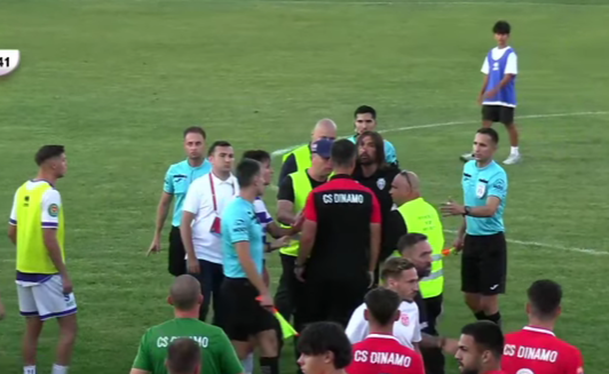 Scandal-monstru în Cupă, la Poli Timișoara - CS Dinamo » Alexa a intrat pe teren, „a sărit” la toată lumea! Bratu și-a împins propriii jucători: „Hai! Vin ăștia după noi!”