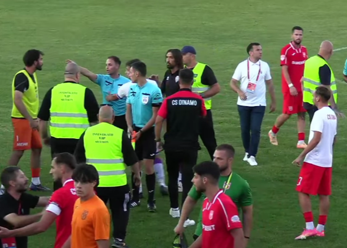 Scandal-monstru în Cupă, la Poli Timișoara - CS Dinamo » Alexa a intrat pe teren, „a sărit” la toată lumea! Bratu și-a împins propriii jucători: „Hai! Vin ăștia după noi!”