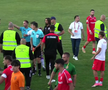 Scandal-monstru în Cupă, la Poli Timișoara - CS Dinamo » Alexa a intrat pe teren, „a sărit” la toată lumea! Bratu și-a împins propriii jucători: „Hai! Vin ăștia după noi!”