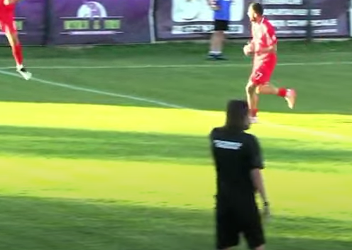 Scandal-monstru în Cupă, la Poli Timișoara - CS Dinamo » Alexa a intrat pe teren, „a sărit” la toată lumea! Bratu și-a împins propriii jucători: „Hai! Vin ăștia după noi!”