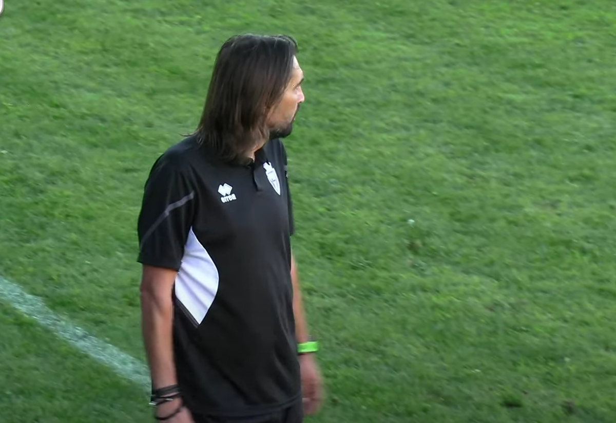 Scandal-monstru în Cupă, la Poli Timișoara - CS Dinamo » Alexa a intrat pe teren, „a sărit” la toată lumea! Bratu și-a împins propriii jucători: „Hai! Vin ăștia după noi!”