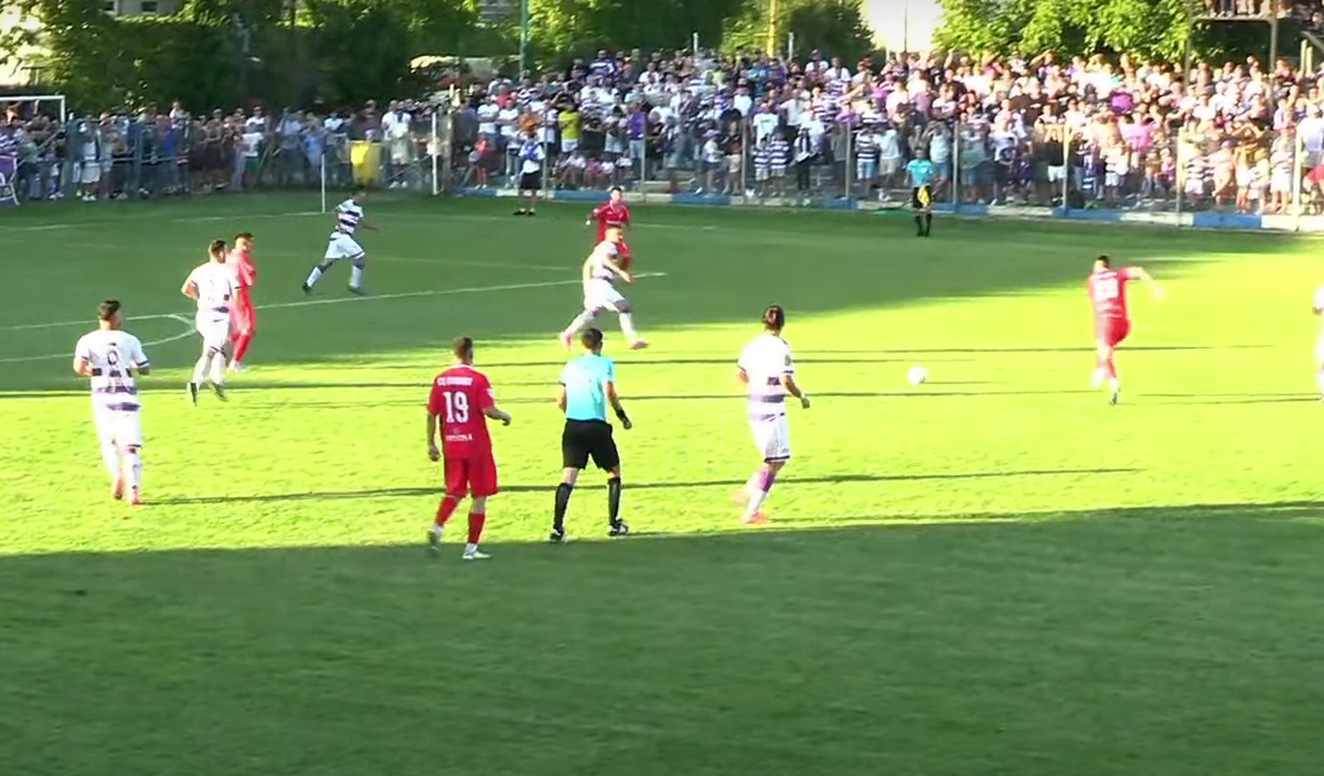 Scandal-monstru în Cupă, la Poli Timișoara - CS Dinamo » Alexa a intrat pe teren, „a sărit” la toată lumea! Bratu și-a împins propriii jucători: „Hai! Vin ăștia după noi!”