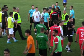 Scandal-monstru în Cupă, la Poli Timișoara - CS Dinamo » Alexa a intrat pe teren, „a sărit” la toată lumea! Bratu și-a împins propriii jucători: „Hai! Vin ăștia după noi!”