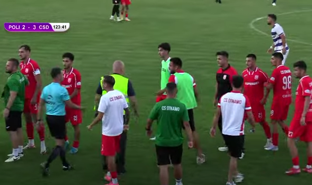 Scandal-monstru în Cupă, la Poli Timișoara - CS Dinamo » Alexa a intrat pe teren, „a sărit” la toată lumea! Bratu și-a împins propriii jucători: „Hai! Vin ăștia după noi!”