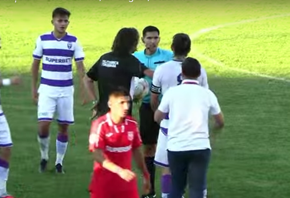 Scandal-monstru în Cupă, la Poli Timișoara - CS Dinamo » Alexa a intrat pe teren, „a sărit” la toată lumea! Bratu și-a împins propriii jucători: „Hai! Vin ăștia după noi!”