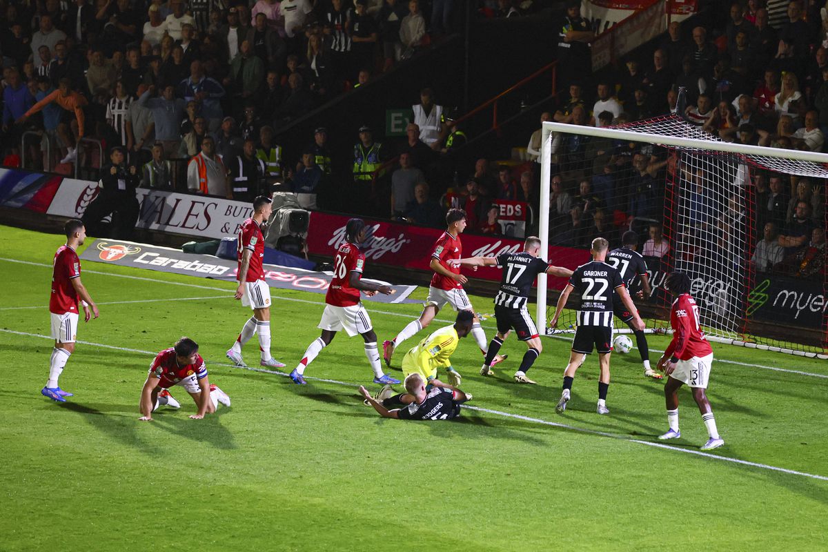 Surpriza anului în fotbalul „mare”, imagini EPICE la final! Fanii lui Grimsby au uitat de orice regulă după victoria cu Manchester United din Cupa Ligii