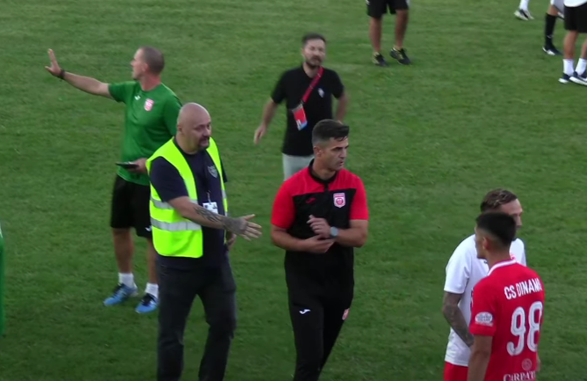 Scandal-monstru în Cupă, la Poli Timișoara - CS Dinamo » Alexa a intrat pe teren, „a sărit” la toată lumea! Bratu și-a împins propriii jucători: „Hai! Vin ăștia după noi!”