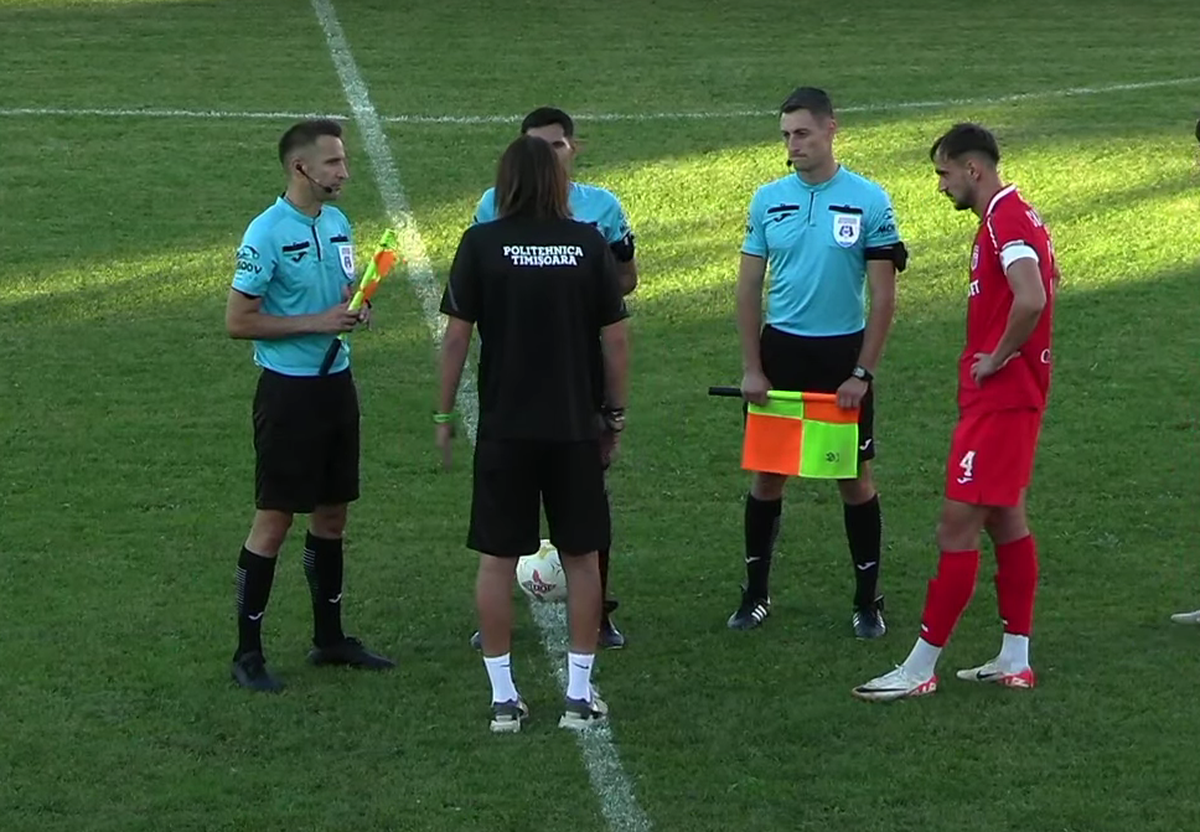 Scandal-monstru în Cupă, la Poli Timișoara - CS Dinamo » Alexa a intrat pe teren, „a sărit” la toată lumea! Bratu și-a împins propriii jucători: „Hai! Vin ăștia după noi!”