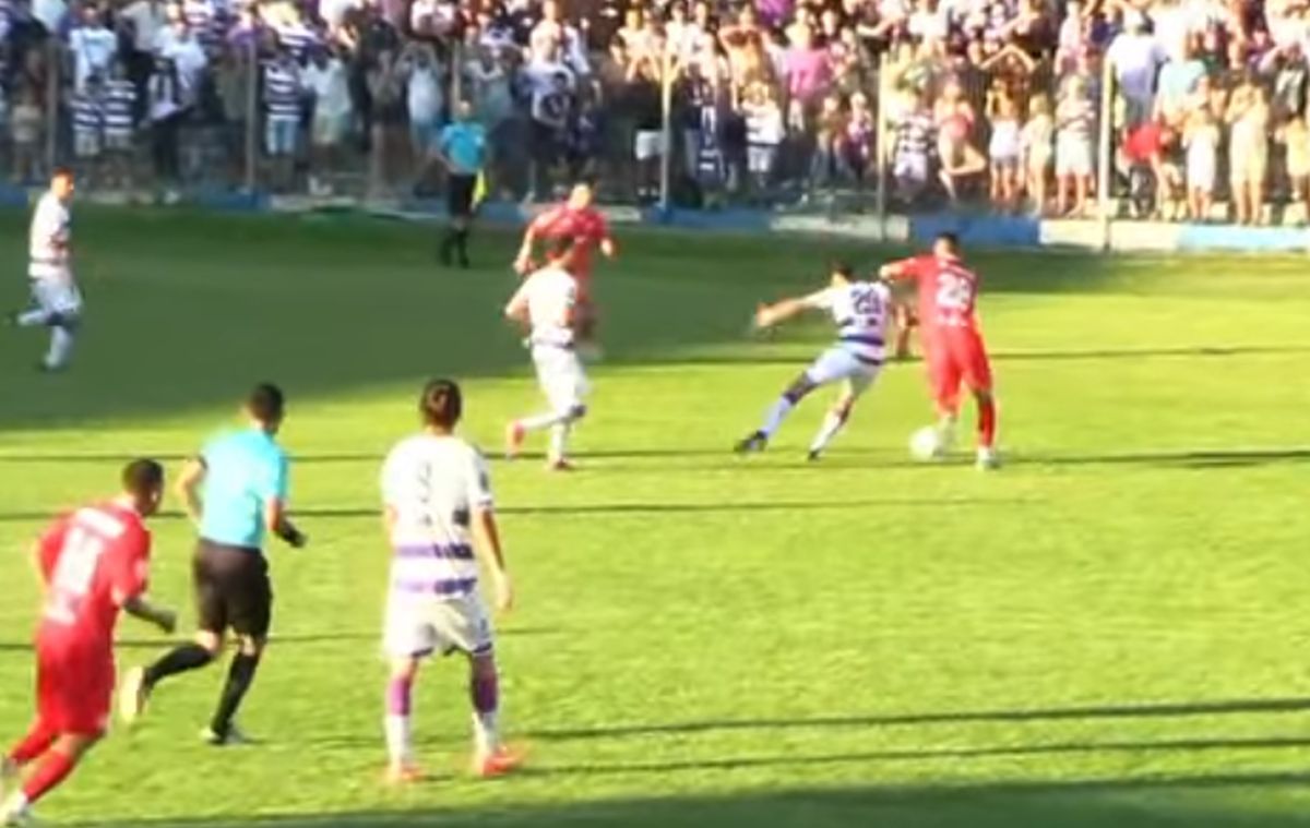 Scandal-monstru în Cupă, la Poli Timișoara - CS Dinamo » Alexa a intrat pe teren, „a sărit” la toată lumea! Bratu și-a împins propriii jucători: „Hai! Vin ăștia după noi!”