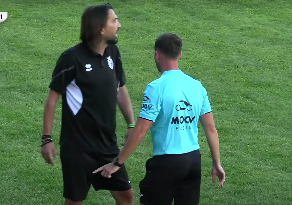 Scandal-monstru în Cupă, la Poli Timișoara - CS Dinamo » Alexa a intrat pe teren, „a sărit” la toată lumea! Bratu și-a împins propriii jucători: „Hai! Vin ăștia după noi!”