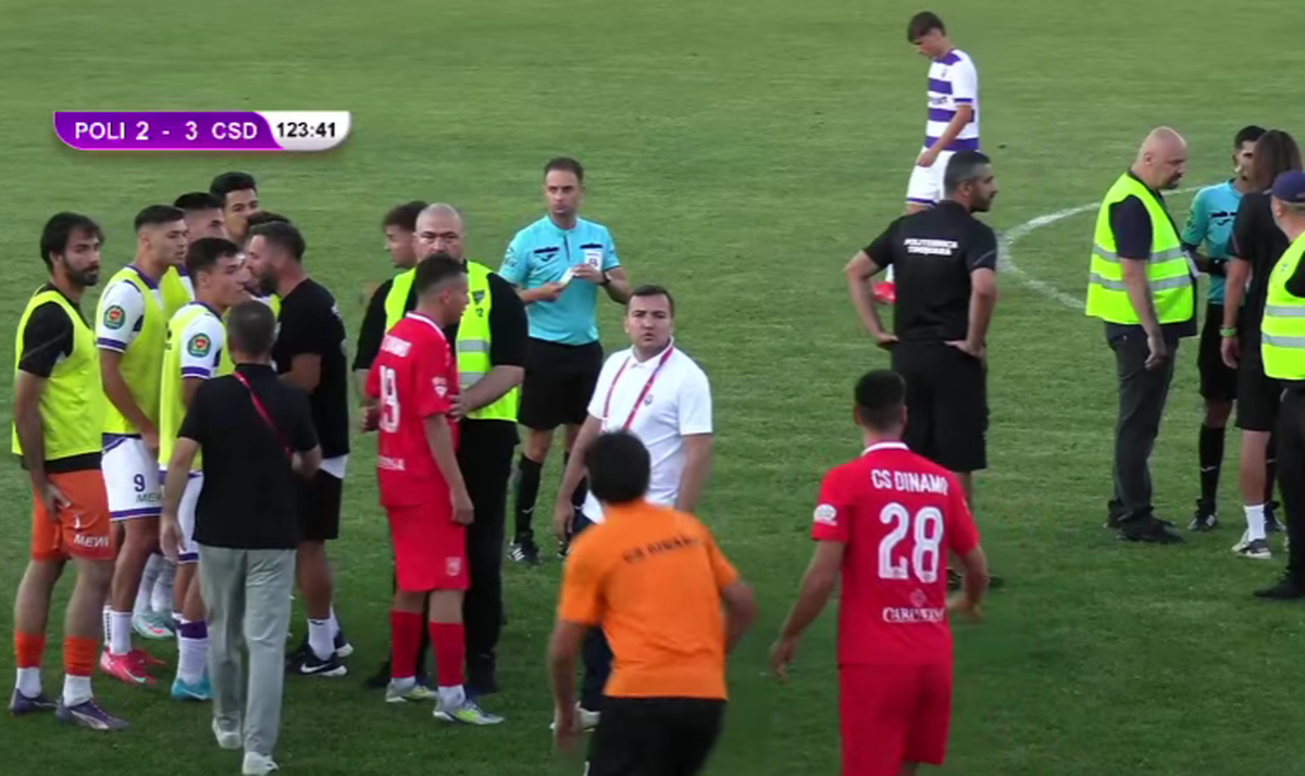 Scandal-monstru în Cupă, la Poli Timișoara - CS Dinamo » Alexa a intrat pe teren, „a sărit” la toată lumea! Bratu și-a împins propriii jucători: „Hai! Vin ăștia după noi!”