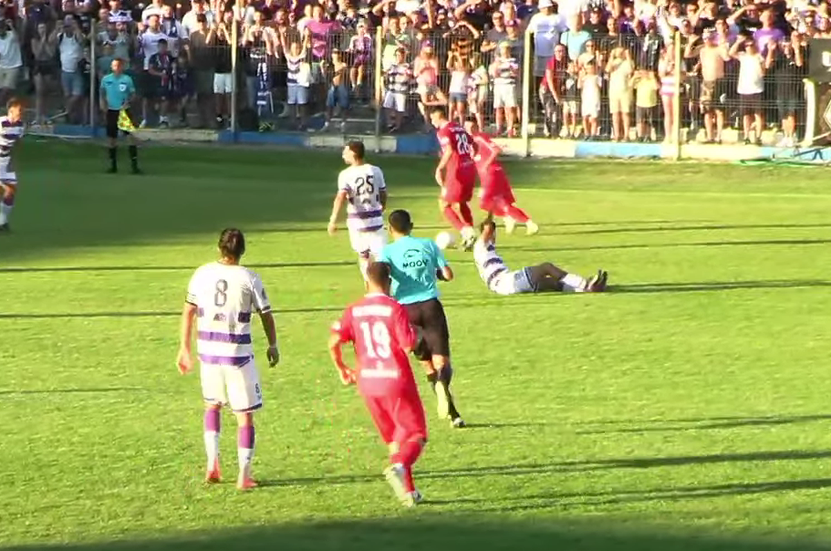 Scandal-monstru în Cupă, la Poli Timișoara - CS Dinamo » Alexa a intrat pe teren, „a sărit” la toată lumea! Bratu și-a împins propriii jucători: „Hai! Vin ăștia după noi!”