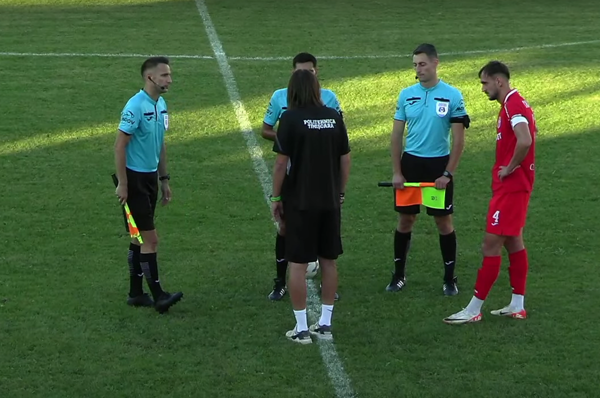 Scandal-monstru în Cupă, la Poli Timișoara - CS Dinamo » Alexa a intrat pe teren, „a sărit” la toată lumea! Bratu și-a împins propriii jucători: „Hai! Vin ăștia după noi!”