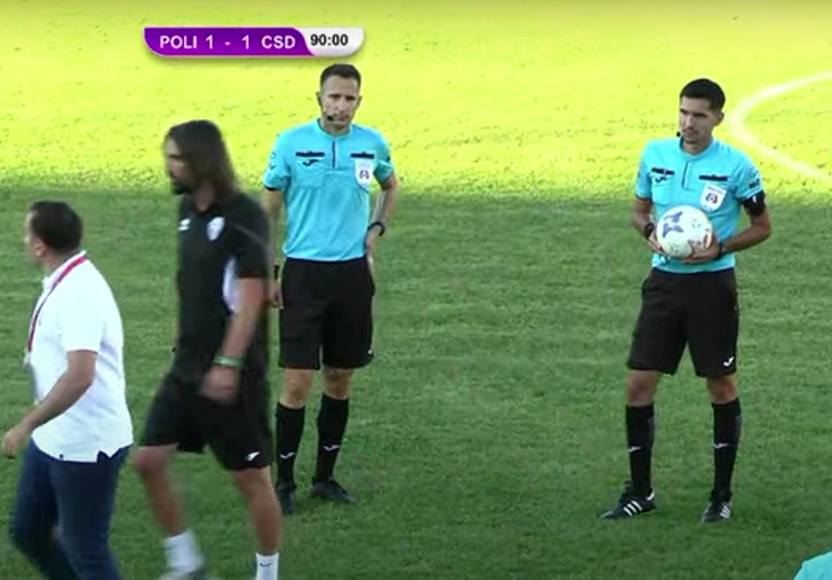 Scandal-monstru în Cupă, la Poli Timișoara - CS Dinamo » Alexa a intrat pe teren, „a sărit” la toată lumea! Bratu și-a împins propriii jucători: „Hai! Vin ăștia după noi!”