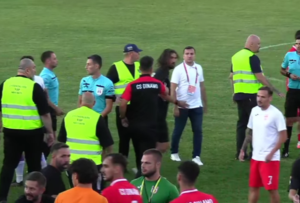 Scandal-monstru în Cupă, la Poli Timișoara - CS Dinamo » Alexa a intrat pe teren, „a sărit” la toată lumea! Bratu și-a împins propriii jucători: „Hai! Vin ăștia după noi!”
