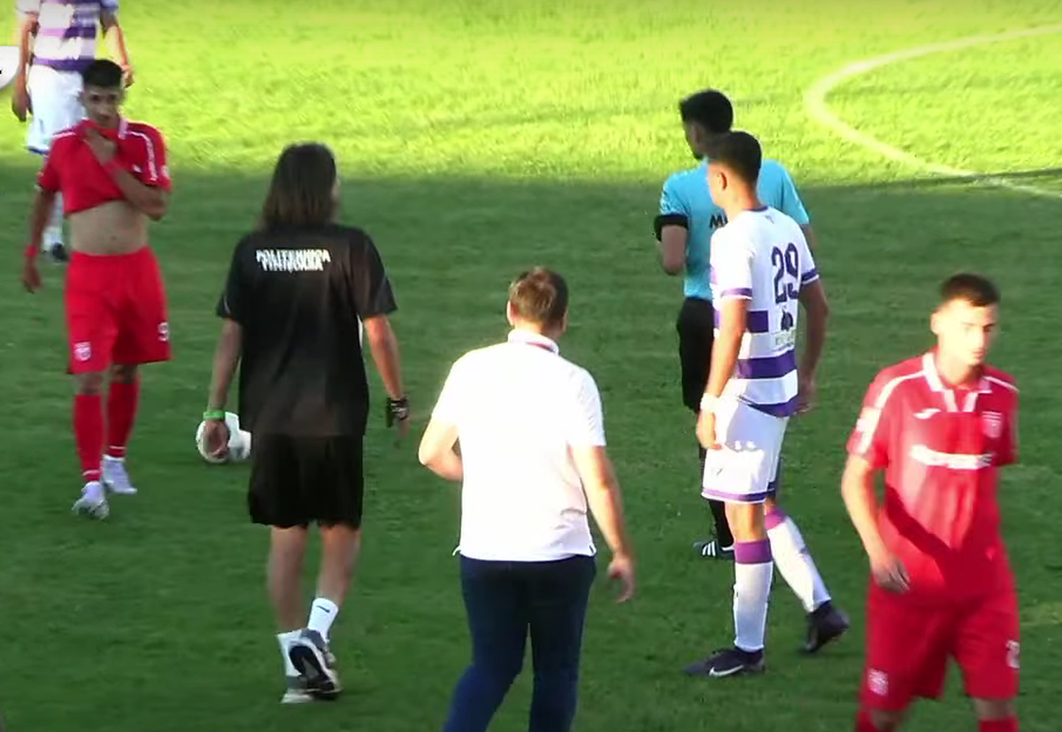 Scandal-monstru în Cupă, la Poli Timișoara - CS Dinamo » Alexa a intrat pe teren, „a sărit” la toată lumea! Bratu și-a împins propriii jucători: „Hai! Vin ăștia după noi!”