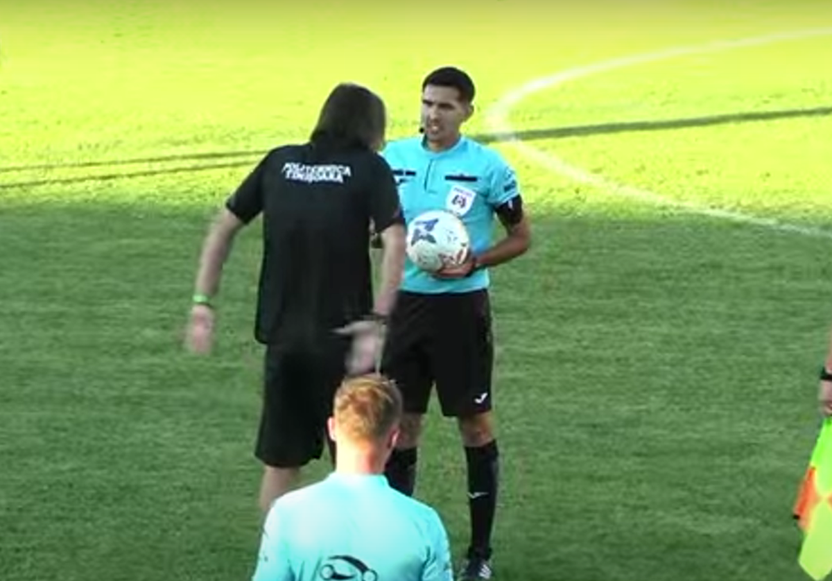 Scandal-monstru în Cupă, la Poli Timișoara - CS Dinamo » Alexa a intrat pe teren, „a sărit” la toată lumea! Bratu și-a împins propriii jucători: „Hai! Vin ăștia după noi!”
