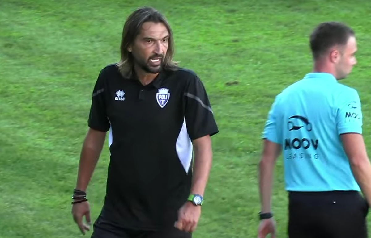 Scandal-monstru în Cupă, la Poli Timișoara - CS Dinamo » Alexa a intrat pe teren, „a sărit” la toată lumea! Bratu și-a împins propriii jucători: „Hai! Vin ăștia după noi!”