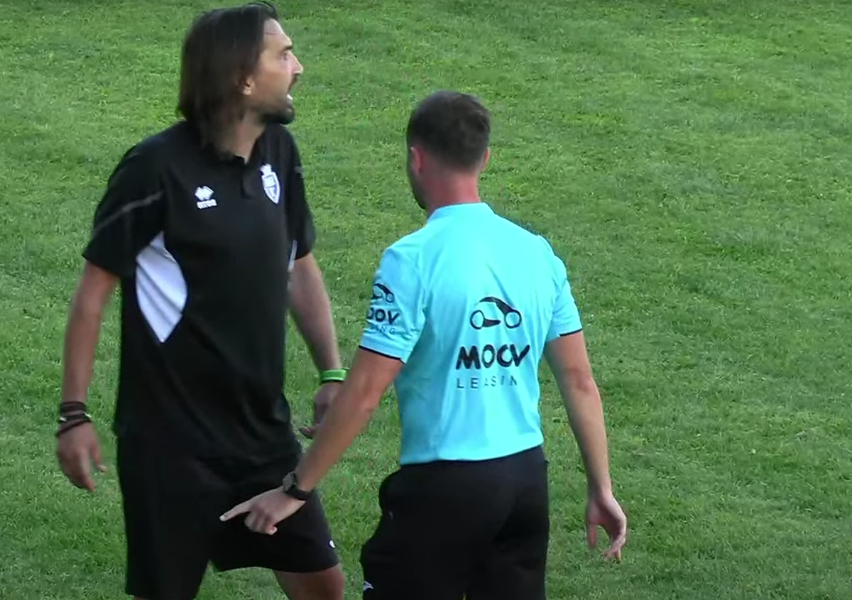 Scandal-monstru în Cupă, la Poli Timișoara - CS Dinamo » Alexa a intrat pe teren, „a sărit” la toată lumea! Bratu și-a împins propriii jucători: „Hai! Vin ăștia după noi!”