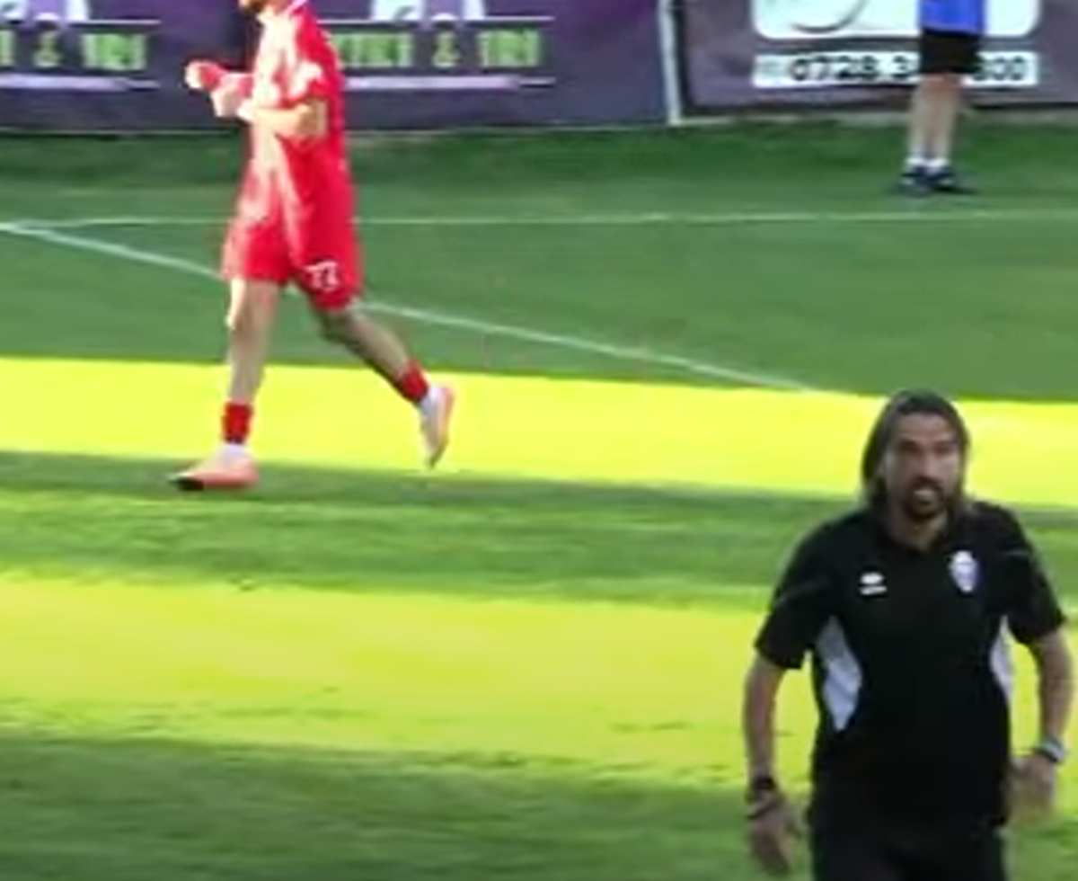 Scandal-monstru în Cupă, la Poli Timișoara - CS Dinamo » Alexa a intrat pe teren, „a sărit” la toată lumea! Bratu și-a împins propriii jucători: „Hai! Vin ăștia după noi!”