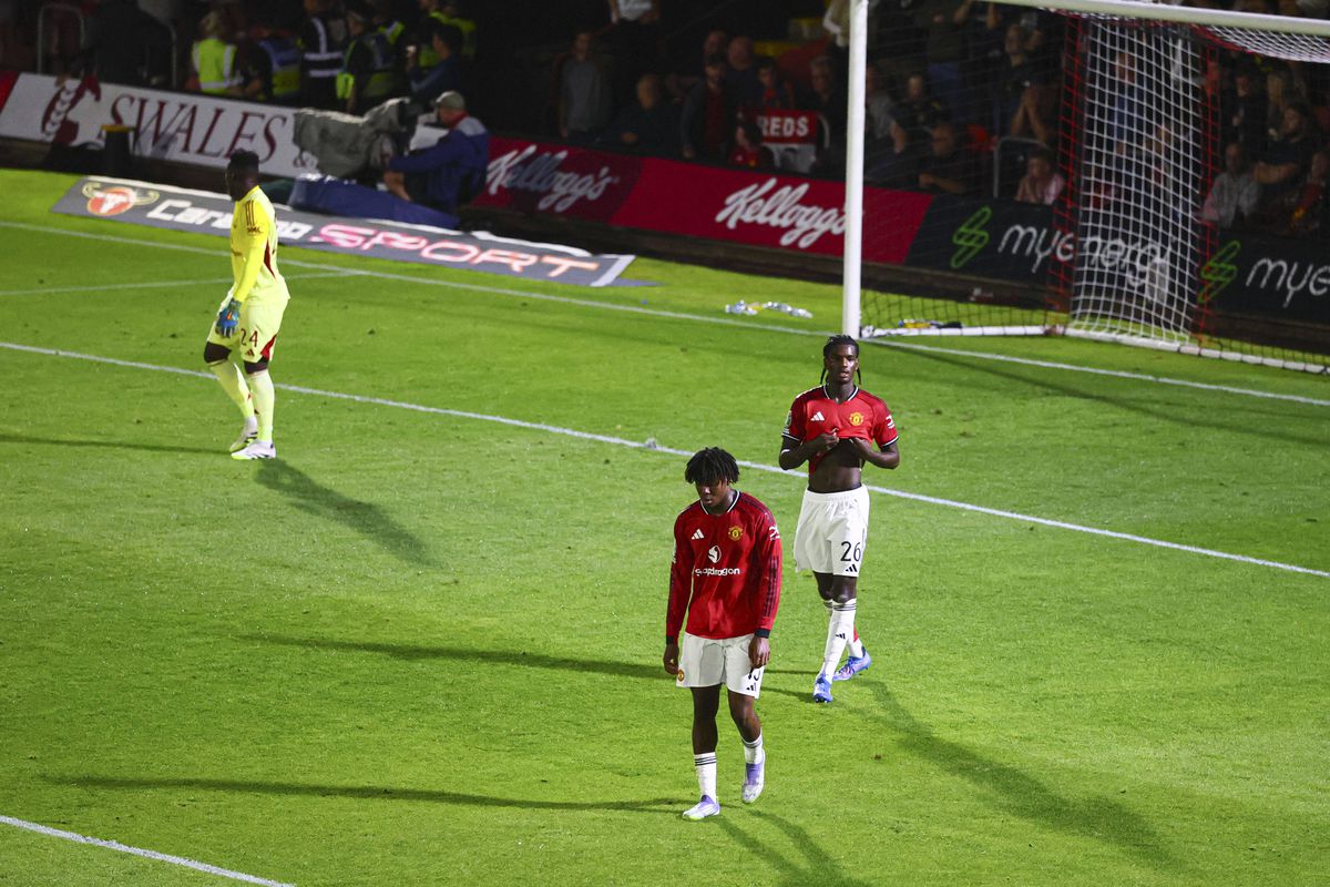 Surpriza anului în fotbalul „mare”, imagini EPICE la final! Fanii lui Grimsby au uitat de orice regulă după victoria cu Manchester United din Cupa Ligii