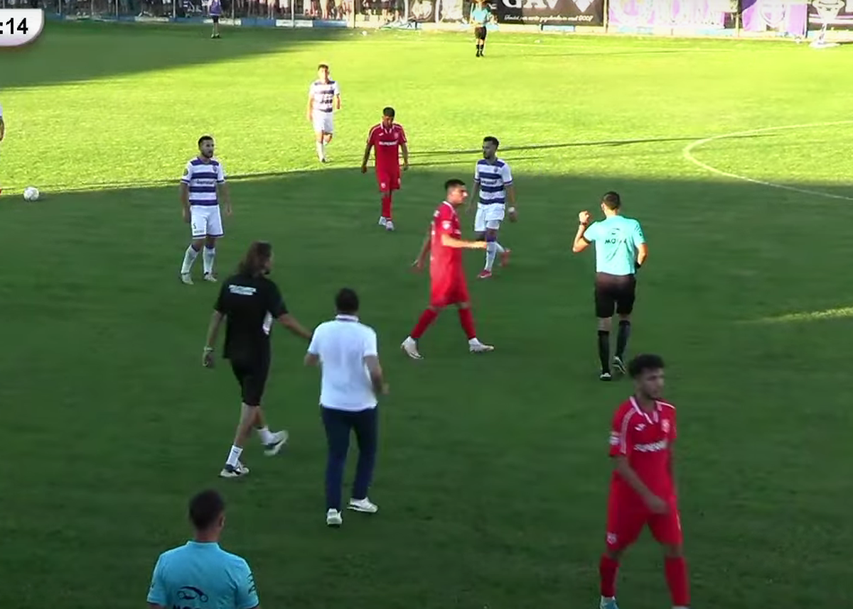 Scandal-monstru în Cupă, la Poli Timișoara - CS Dinamo » Alexa a intrat pe teren, „a sărit” la toată lumea! Bratu și-a împins propriii jucători: „Hai! Vin ăștia după noi!”