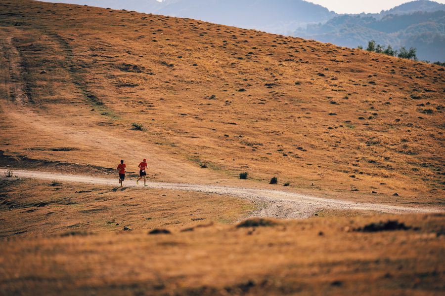 O buclă de 6,8 kilometri care se repetă la nesfârșit – conceptul unui ultramaraton organizat în Dâmbovița la finalul acestei săptămâni