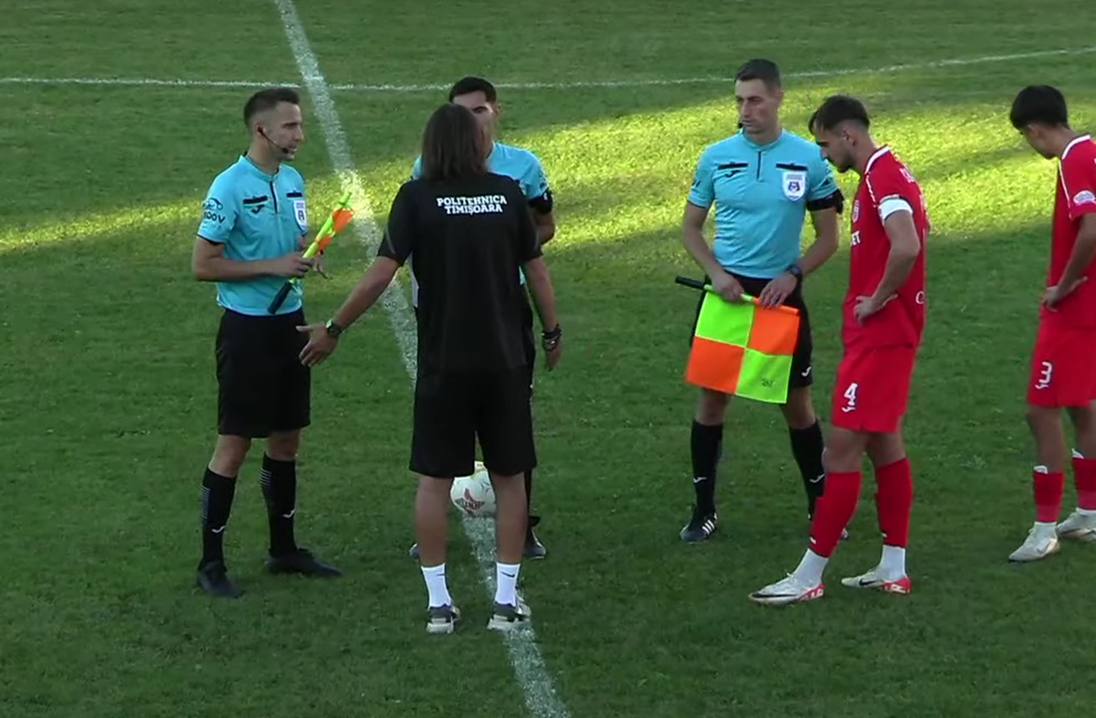 Scandal-monstru în Cupă, la Poli Timișoara - CS Dinamo » Alexa a intrat pe teren, „a sărit” la toată lumea! Bratu și-a împins propriii jucători: „Hai! Vin ăștia după noi!”