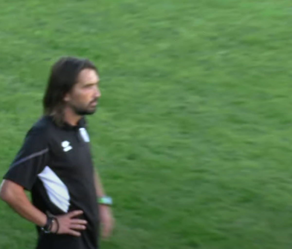 Scandal-monstru în Cupă, la Poli Timișoara - CS Dinamo » Alexa a intrat pe teren, „a sărit” la toată lumea! Bratu și-a împins propriii jucători: „Hai! Vin ăștia după noi!”