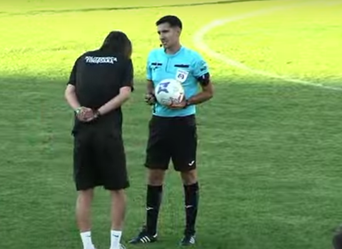 Scandal-monstru în Cupă, la Poli Timișoara - CS Dinamo » Alexa a intrat pe teren, „a sărit” la toată lumea! Bratu și-a împins propriii jucători: „Hai! Vin ăștia după noi!”