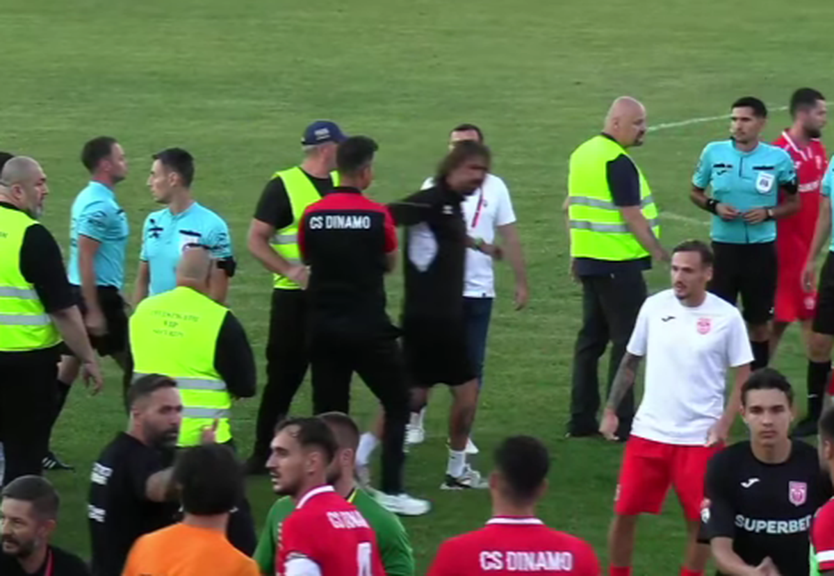 Scandal-monstru în Cupă, la Poli Timișoara - CS Dinamo » Alexa a intrat pe teren, „a sărit” la toată lumea! Bratu și-a împins propriii jucători: „Hai! Vin ăștia după noi!”