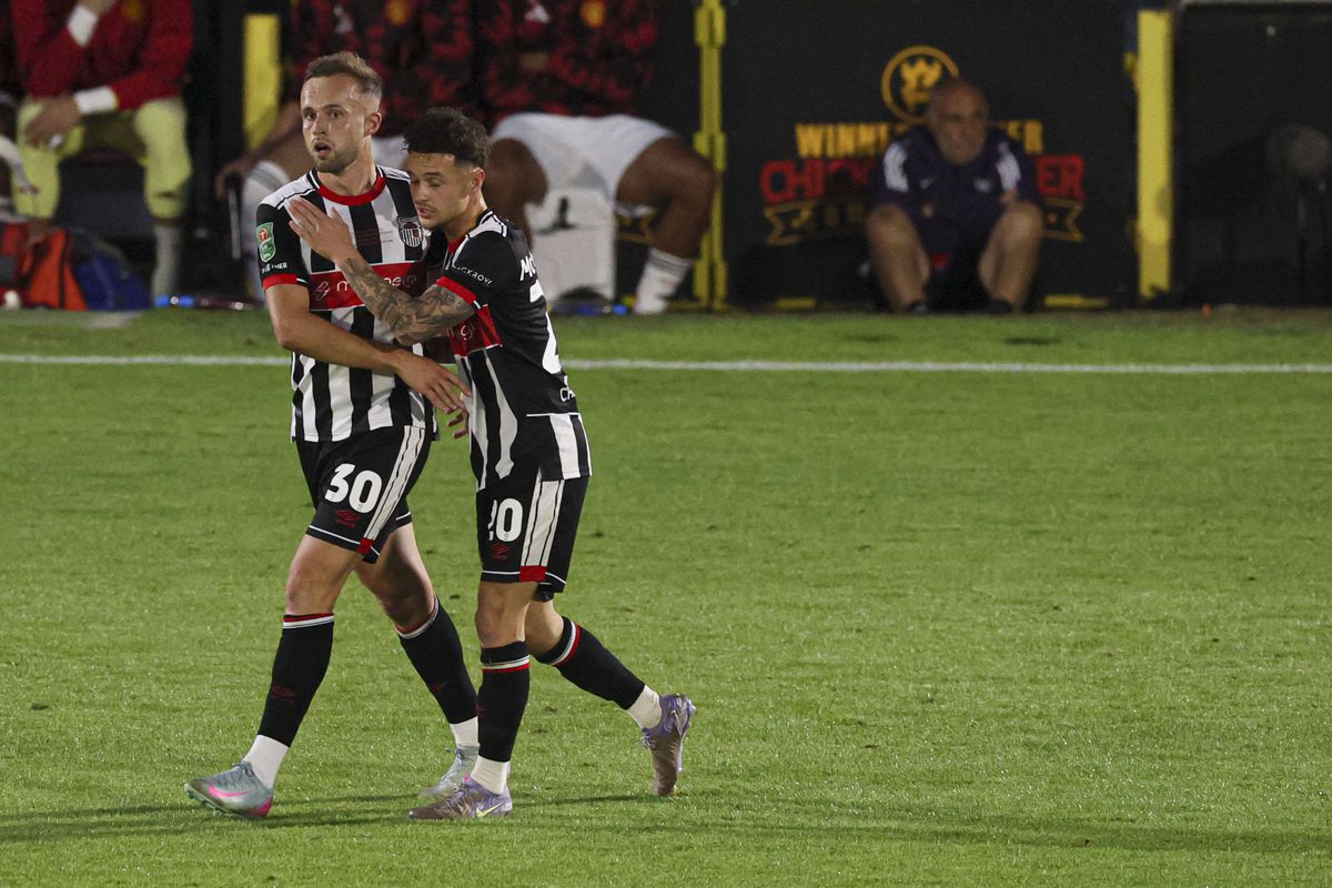 Surpriza anului în fotbalul „mare”, imagini EPICE la final! Fanii lui Grimsby au uitat de orice regulă după victoria cu Manchester United din Cupa Ligii