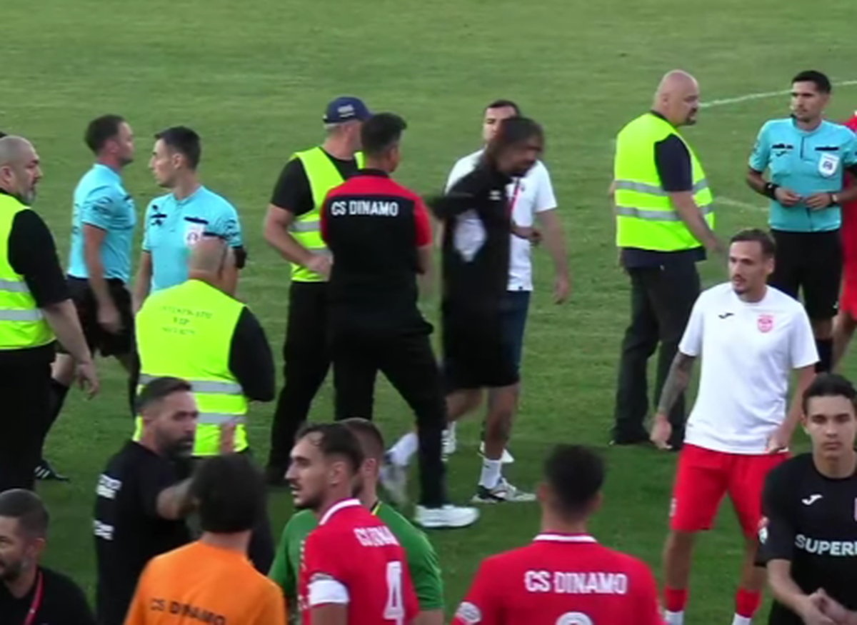 Scandal-monstru în Cupă, la Poli Timișoara - CS Dinamo » Alexa a intrat pe teren, „a sărit” la toată lumea! Bratu și-a împins propriii jucători: „Hai! Vin ăștia după noi!”