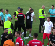 Scandal-monstru în Cupă, la Poli Timișoara - CS Dinamo » Alexa a intrat pe teren, „a sărit” la toată lumea! Bratu și-a împins propriii jucători: „Hai! Vin ăștia după noi!”