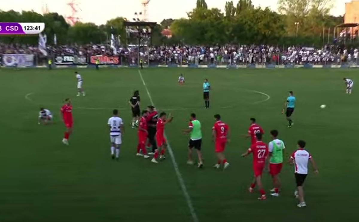 Scandal-monstru în Cupă, la Poli Timișoara - CS Dinamo » Alexa a intrat pe teren, „a sărit” la toată lumea! Bratu și-a împins propriii jucători: „Hai! Vin ăștia după noi!”