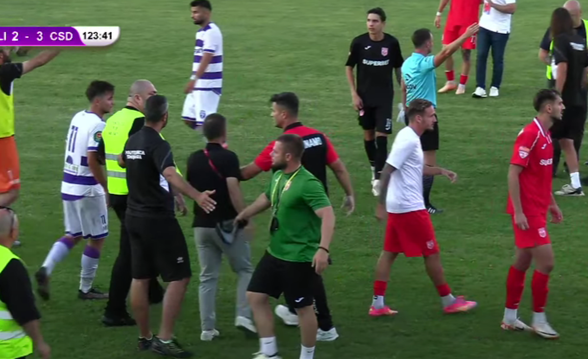 Scandal-monstru în Cupă, la Poli Timișoara - CS Dinamo » Alexa a intrat pe teren, „a sărit” la toată lumea! Bratu și-a împins propriii jucători: „Hai! Vin ăștia după noi!”