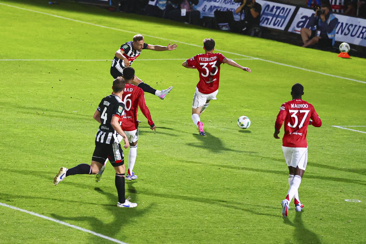 Surpriza anului în fotbalul „mare”, imagini EPICE la final! Fanii lui Grimsby au uitat de orice regulă după victoria cu Manchester United din Cupa Ligii