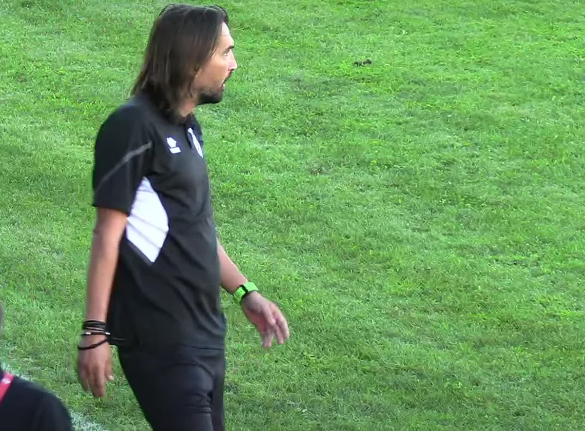 Scandal-monstru în Cupă, la Poli Timișoara - CS Dinamo » Alexa a intrat pe teren, „a sărit” la toată lumea! Bratu și-a împins propriii jucători: „Hai! Vin ăștia după noi!”