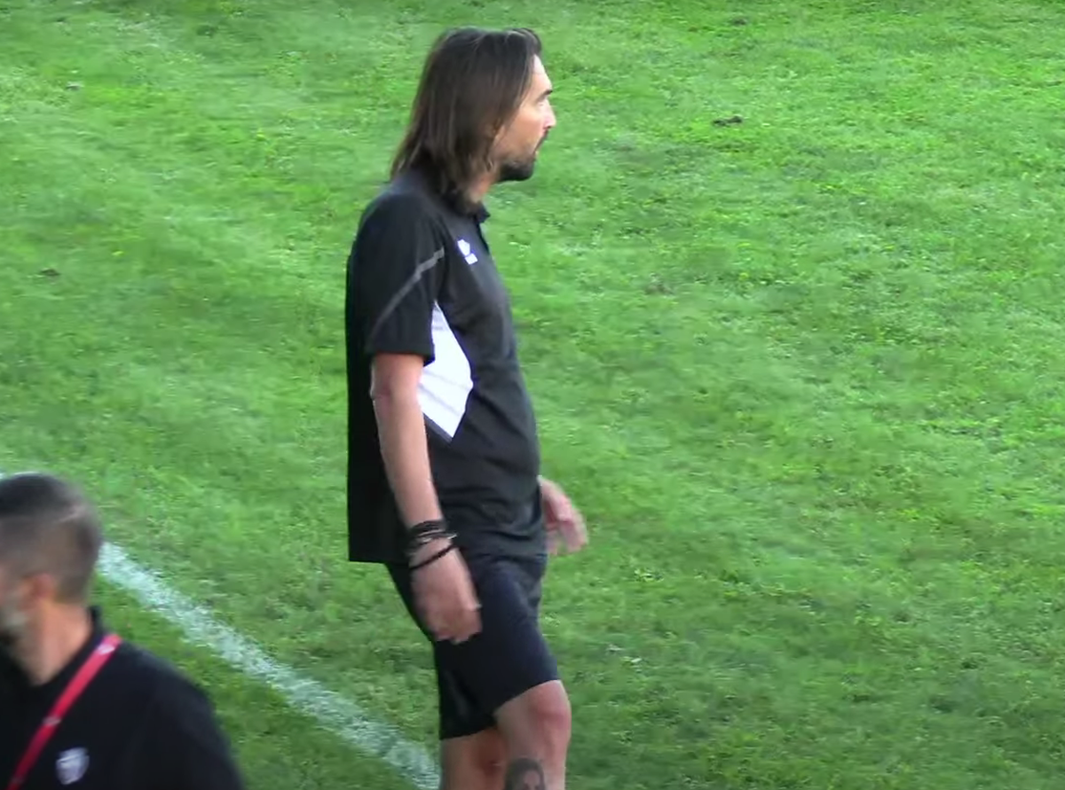 Scandal-monstru în Cupă, la Poli Timișoara - CS Dinamo » Alexa a intrat pe teren, „a sărit” la toată lumea! Bratu și-a împins propriii jucători: „Hai! Vin ăștia după noi!”